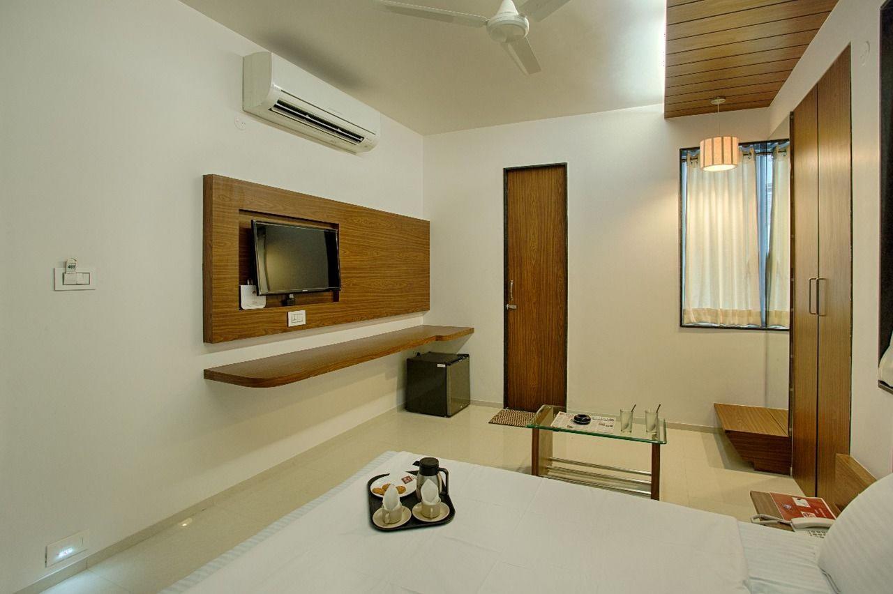 Hotel Pallav Rajkot Ngoại thất bức ảnh