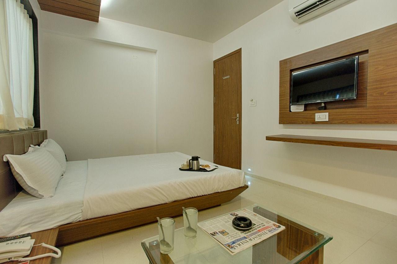 Hotel Pallav Rajkot Ngoại thất bức ảnh